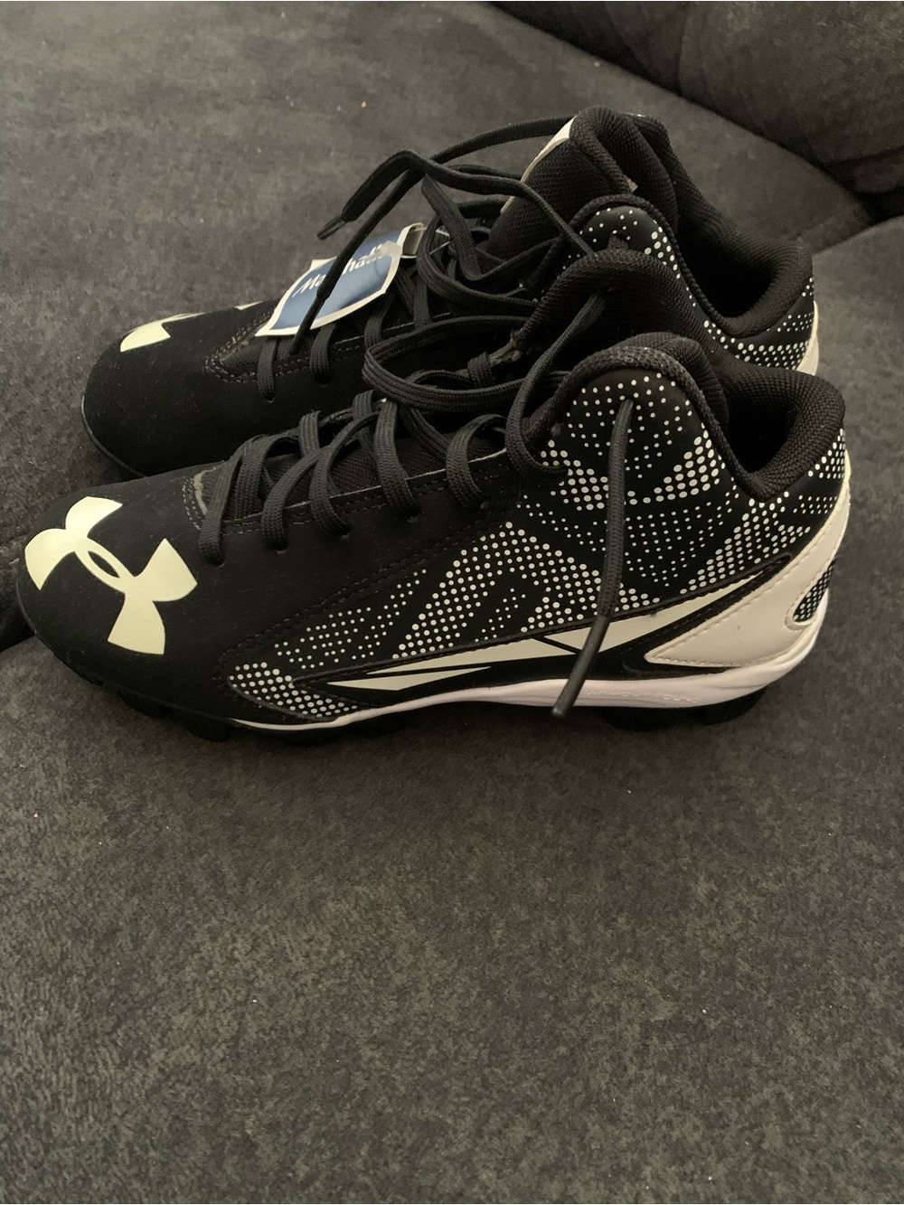 NWT - Under Armor Baseball Cleats - Boys Size 3 1/2Y